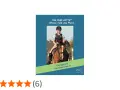 Ein Mädchen mit Helm und Weste reitet auf einem braunen Pferd. Das Übungsheft "Reitabzeichen 9" hilft beim Lernen für das kleine Reitabzeichen.