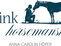 Silhouetten einer knienden Frau und eines Pferdes, die sich berühren. Text: "think horsemanship" und "ANNA-CAROLIN HÖPER".