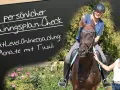 Reiterin und Trainerin mit Daumen hoch vor einem Pferd. Dein persönlicher Trainingsplan für abwechslungsreiches Training Pferd.