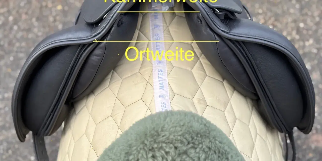 Schwarzer Sattel mit gelben Markierungen für Kammerweite und Ortweite. Ein Maßband liegt darunter.