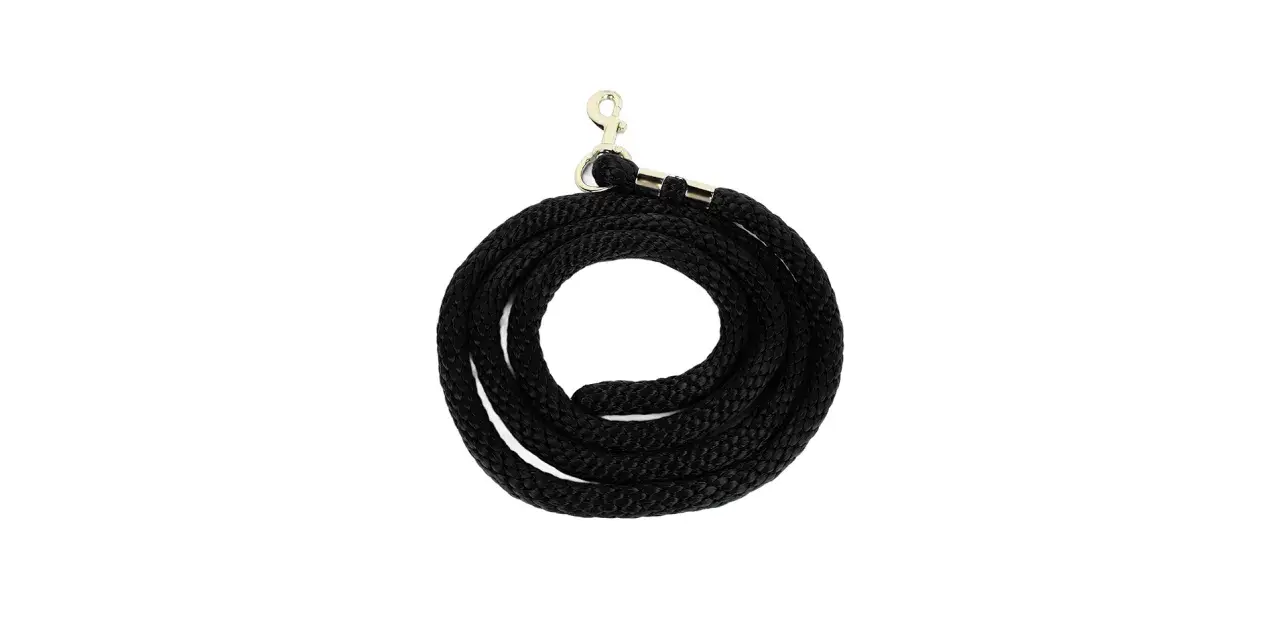 Schwarze Longe mit Karabinerhaken, ordentlich aufgewickelt. Perfekt, um die Longe richtig aufwickeln zu üben.