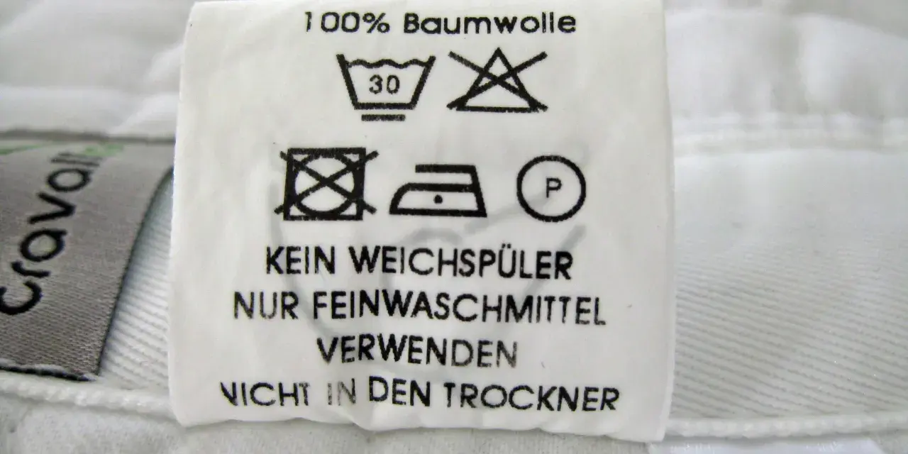 Pflegeetikett für Schabracken: 100% Baumwolle, bei 30°C waschen, kein Weichspüler, nur Feinwaschmittel verwenden, nicht in den Trockner.