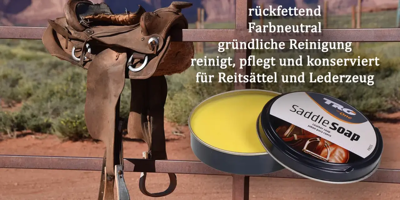 Ein abgenutzter Sattel wartet auf seine Pflege. Daneben steht eine Dose "Saddle Soap" für die gründliche Reinigung und Konservierung.