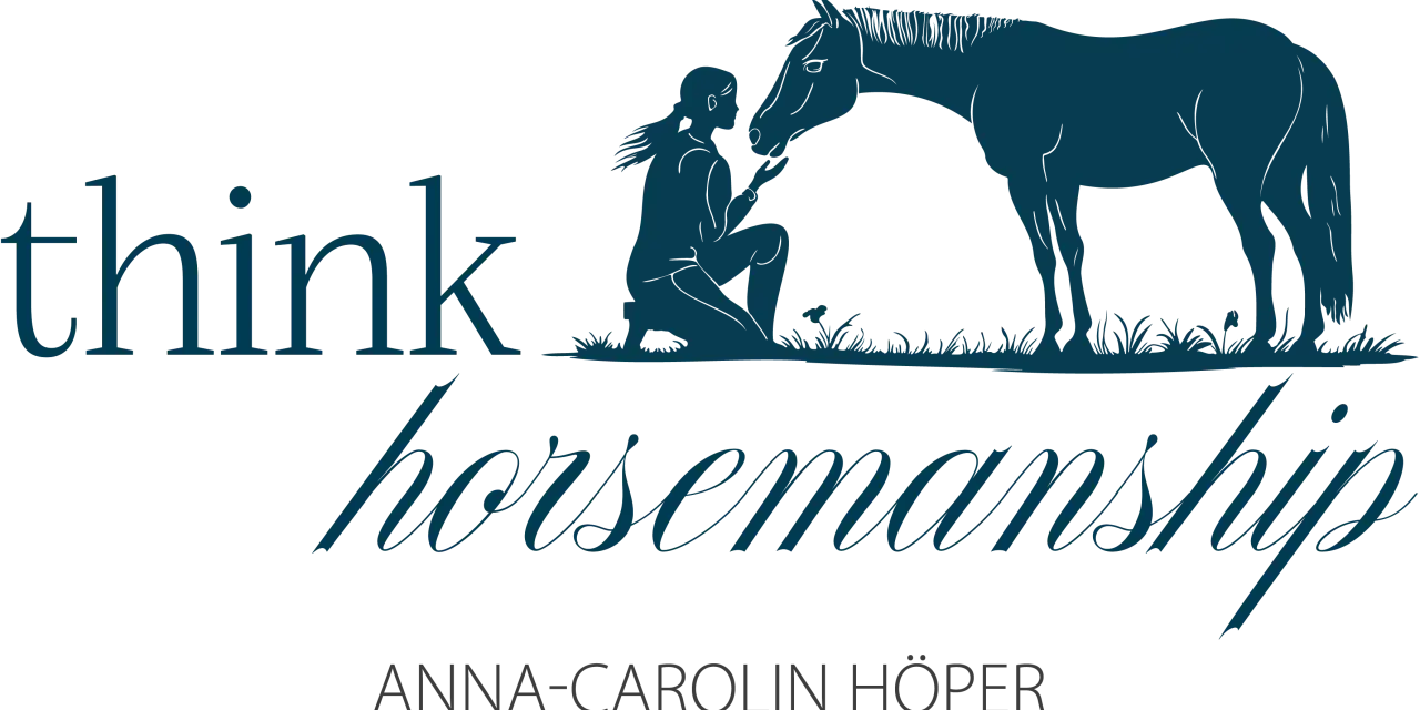 Silhouetten einer knienden Frau und eines Pferdes, die sich berühren. Text: "think horsemanship" und "ANNA-CAROLIN HÖPER".