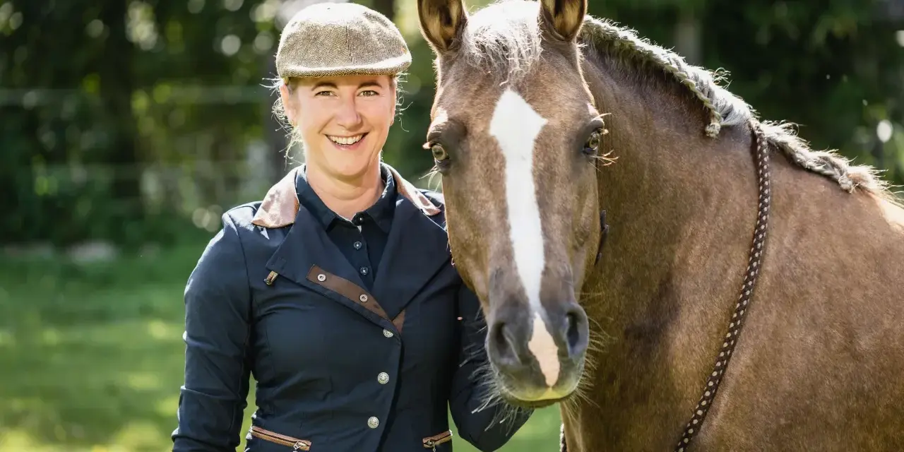 Lächelnde Reiterin mit Pferd, bereit für Working Equitation Einsteiger.