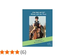 Ein Mädchen mit Helm und Weste reitet auf einem braunen Pferd. Das Übungsheft "Reitabzeichen 9" hilft beim Lernen für das kleine Reitabzeichen.