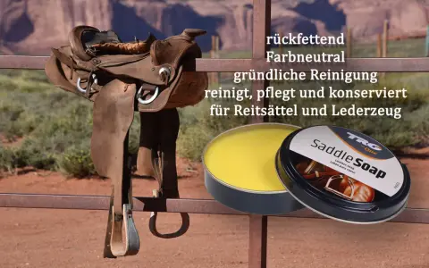Ein abgenutzter Sattel wartet auf seine Pflege. Daneben steht eine Dose "Saddle Soap" für die gründliche Reinigung und Konservierung.