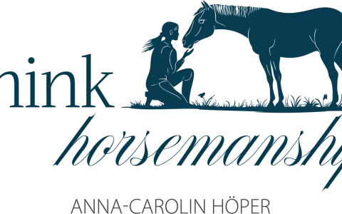 Silhouetten einer knienden Frau und eines Pferdes, die sich berühren. Text: "think horsemanship" und "ANNA-CAROLIN HÖPER".
