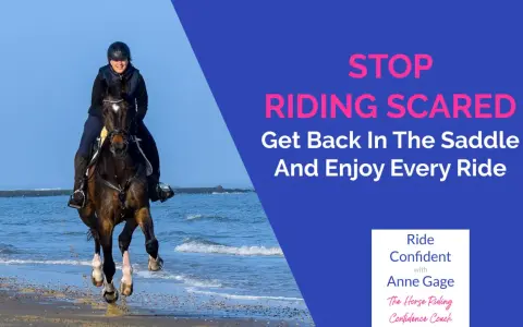 Reiterin mit Helm reitet stolz am Strand. Ein Beispiel für erfolgreiches Gelassenheitstraining Pferd, das Angst überwindet.