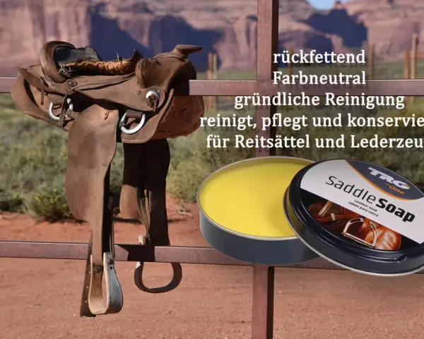 Ein abgenutzter Sattel wartet auf seine Pflege. Daneben steht eine Dose "Saddle Soap" für die gründliche Reinigung und Konservierung.