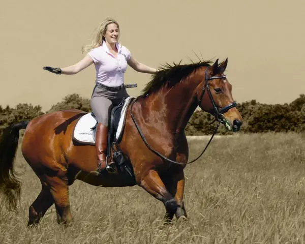 Eine Frau mit blonden Haaren reitet fröhlich auf einem braunen Pferd durch ein Feld. Sie trägt Reithosen und Stiefel. Das Bild vermittelt ein Gefühl von Freiheit und Freude beim Reiten.