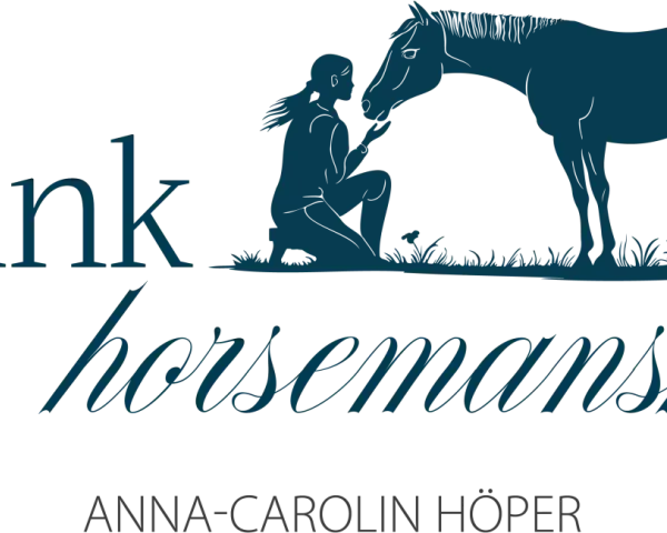 Silhouetten einer knienden Frau und eines Pferdes, die sich berühren. Text: "think horsemanship" und "ANNA-CAROLIN HÖPER".