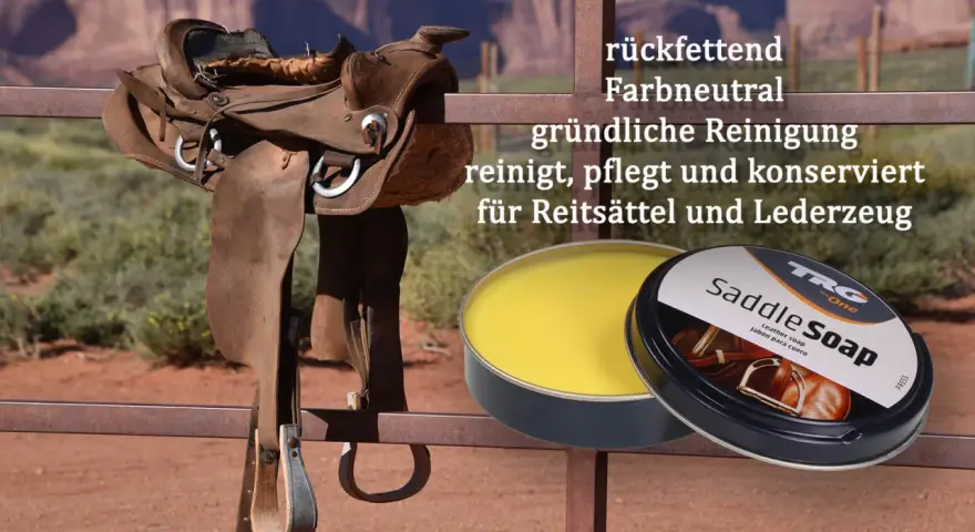 Ein abgenutzter Sattel wartet auf seine Pflege. Daneben steht eine Dose "Saddle Soap" für die gründliche Reinigung und Konservierung.