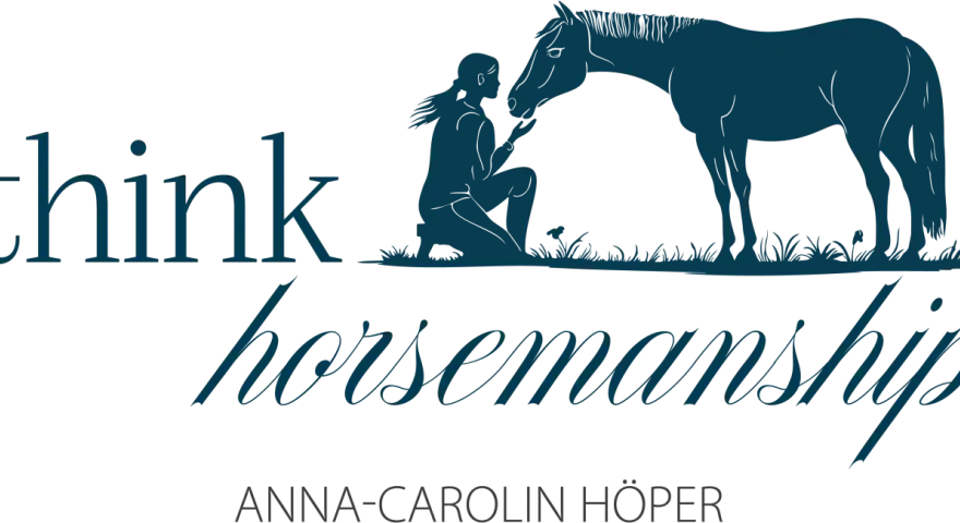 Silhouetten einer knienden Frau und eines Pferdes, die sich berühren. Text: "think horsemanship" und "ANNA-CAROLIN HÖPER".