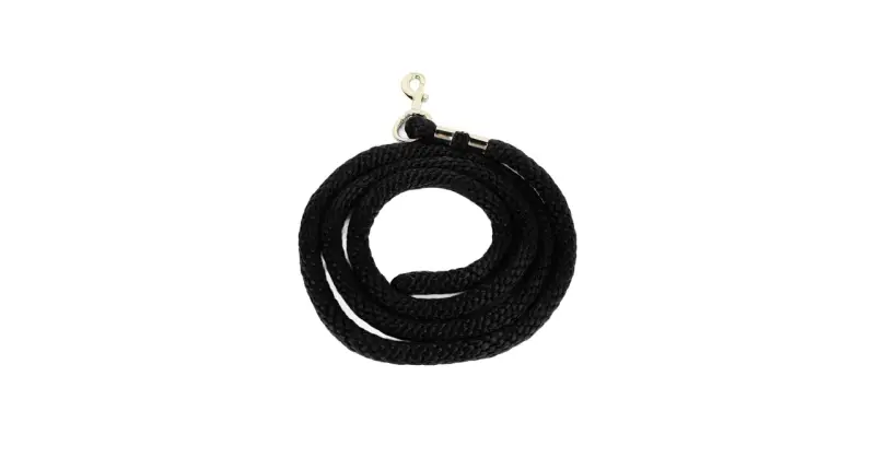 Schwarze Longe mit Karabinerhaken, ordentlich aufgewickelt. Perfekt, um die Longe richtig aufwickeln zu üben.